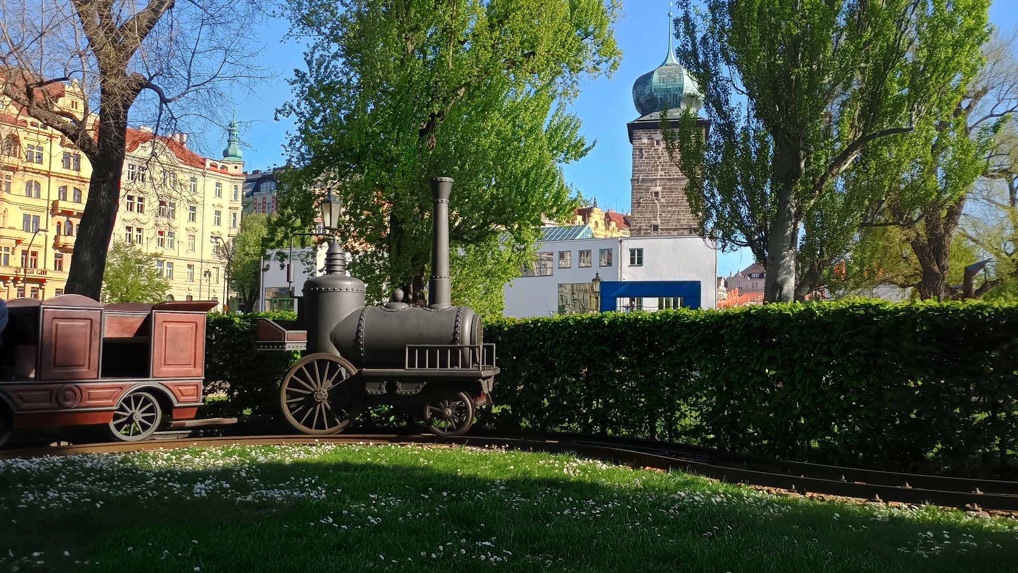 Eine Replikation der historischen Dampflokomotive, die im 19. Jahrhundert auf der Sophieninsel fuhr, können Kinder heute noch erleben. Eine Fahrt kostet 40 Kronen, der Betreiber verkauft auch Eis und Kaffee