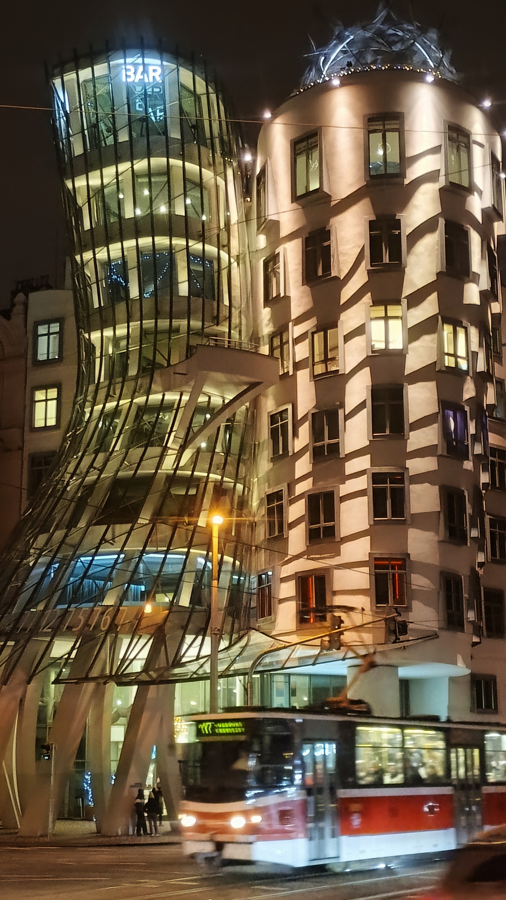 Blick auf das berühmte Tanzende Haus, eine Ikone der modernen Architektur